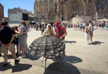 Terminan las obras de la Plaza Gaudí en la Sagrada Familia Terminan las obras de la Plaza Gaudí en la Sagrada Familia