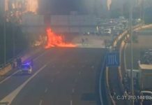Un autobús en llamas obliga a cortar la C-31 en ambos sentidos en Barcelona Un autobús en llamas obliga a cortar la C-31 en ambos sentidos en Barcelona