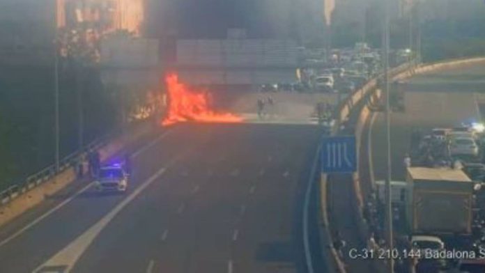 Un autobús en llamas obliga a cortar la C-31 en ambos sentidos en Barcelona