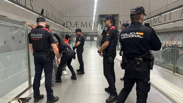 Un operativo policial en Sant Martí identifica a 150 personas con más de mil antecedentes
