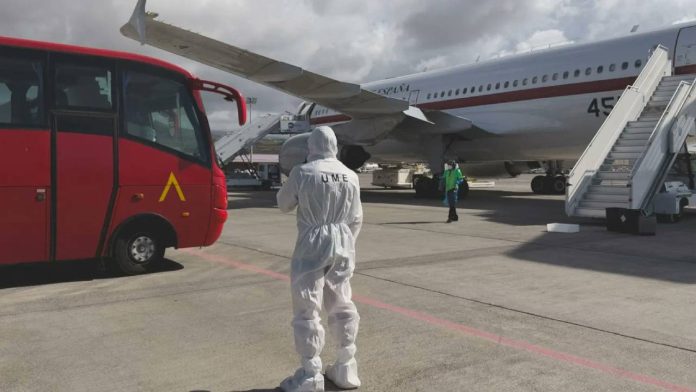 Un positivo por hantavirus entre los 14 españoles evacuados del crucero