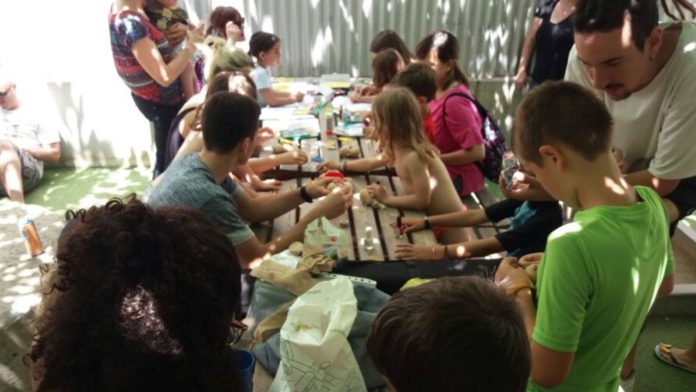 Barcelona abre 19 patios escolares durante el verano para uso ciudadano