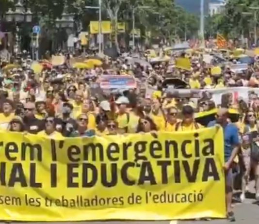 Barcelona acoge una multitudinaria manifestación de docentes y familias Barcelona acoge una multitudinaria manifestación de docentes y familias