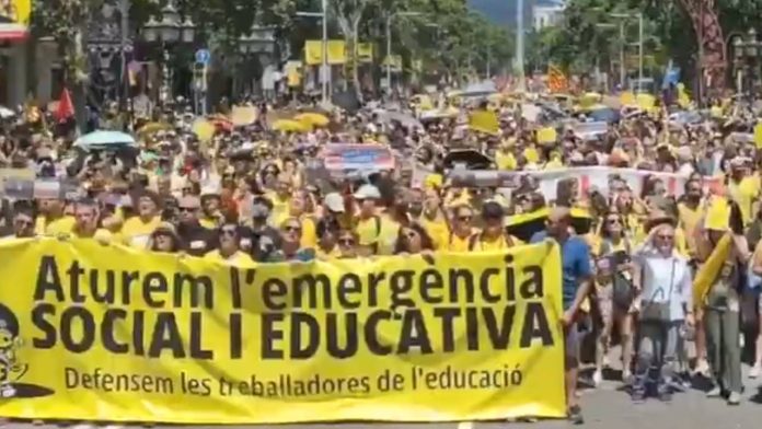 Barcelona acoge una multitudinaria manifestación de docentes y familias
