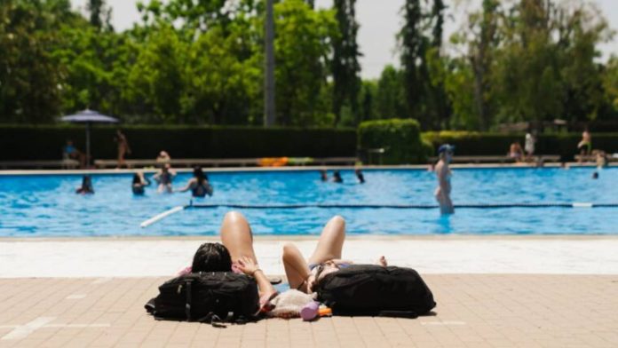 Barcelona activa la temporada de piscinas municipales al aire libre con apertura progresiva