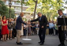 Barcelona homenajea a Antoni Gaudí en el lugar donde sufrió el accidente mortal Barcelona homenajea a Antoni Gaudí en el lugar donde sufrió el accidente mortal