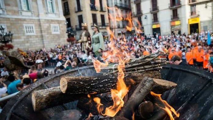Barcelona recibe la Llama del Canigó 2026 en la víspera de Sant Joan Barcelona recibe la Llama del Canigó 2026 en la víspera de Sant Joan