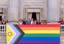 Barcelona reivindica el Orgullo LGTBI con la izada del Arco Iris en el Ayuntamiento Barcelona reivindica el Orgullo LGTBI con la izada del Arco Iris en el Ayuntamiento