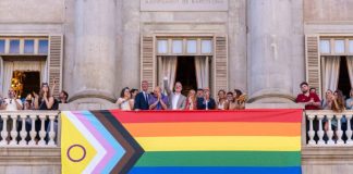 Barcelona reivindica el Orgullo LGTBI con la izada del Arco Iris en el Ayuntamiento Barcelona reivindica el Orgullo LGTBI con la izada del Arco Iris en el Ayuntamiento