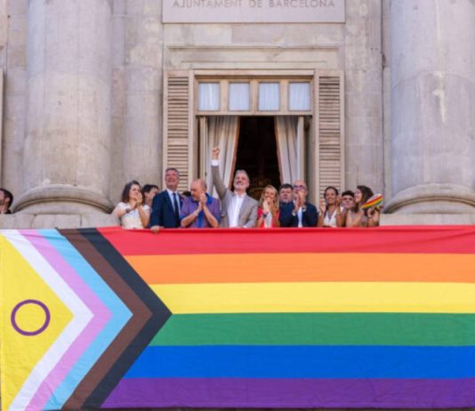 Barcelona reivindica el Orgullo LGTBI con la izada del Arco Iris en el Ayuntamiento Barcelona reivindica el Orgullo LGTBI con la izada del Arco Iris en el Ayuntamiento