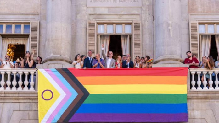Barcelona reivindica el Orgullo LGTBI con la izada del Arco Iris en el Ayuntamiento