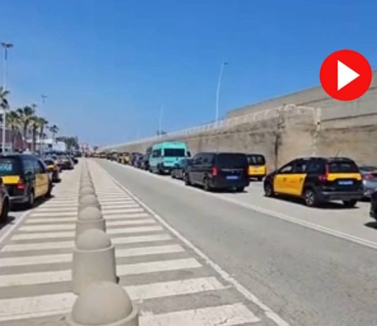 Caos en el Puerto de Cruceros: los pasajeros tienen que ir andando hasta Drassanes Caos en el Puerto de Cruceros los pasajeros tienen que ir andando hasta Colón