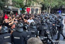 Cargas policiales en una movilización antifascista en el Eixample de Barcelona Cargas policiales en una movilización antifascista en el Eixample de Barcelona