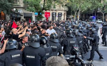 Cargas policiales en una movilización antifascista en el Eixample de Barcelona Cargas policiales en una movilización antifascista en el Eixample de Barcelona