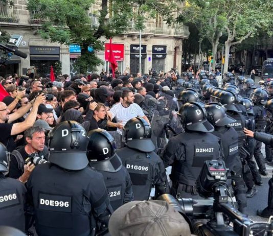 Cargas policiales en una movilización antifascista en el Eixample de Barcelona Cargas policiales en una movilización antifascista en el Eixample de Barcelona