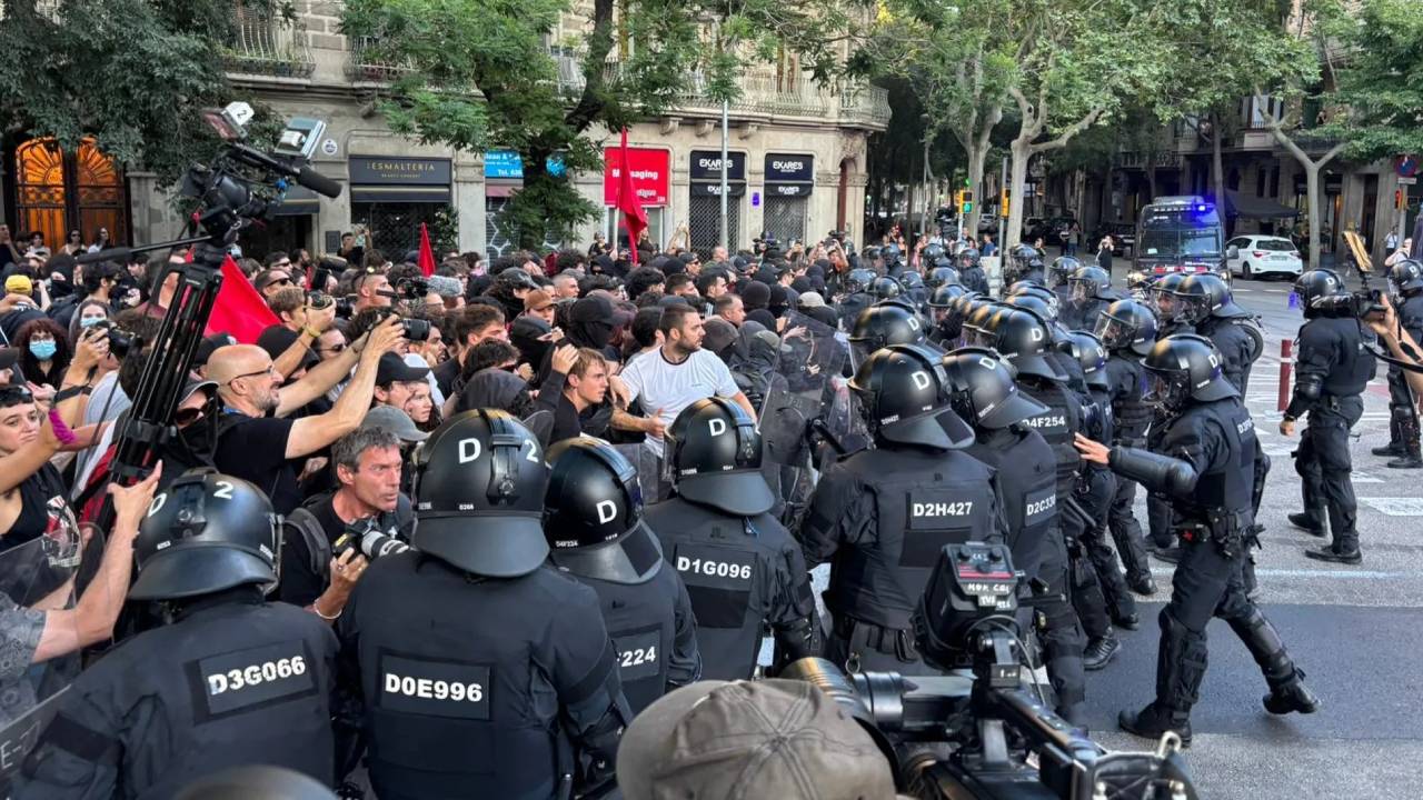 La carrera contra el racismo de Top Manta reúne a miles de personas en Barcelona 1 Cargas policiales en una movilización antifascista en el Eixample de Barcelona