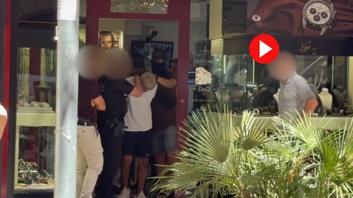 Cinco detenidos tras un asalto a una joyería en el barrio de Sarrià Cinco detenidos tras un asalto a una joyería en el barrio de Sarrià