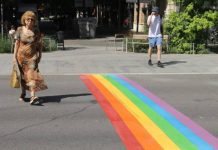 Consell de Cent se llena de color con una intervención reivindicativa Consell de Cent se llena de color con una intervención reivindicativa
