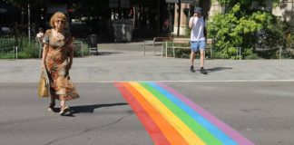 Consell de Cent se llena de color con una intervención reivindicativa Consell de Cent se llena de color con una intervención reivindicativa