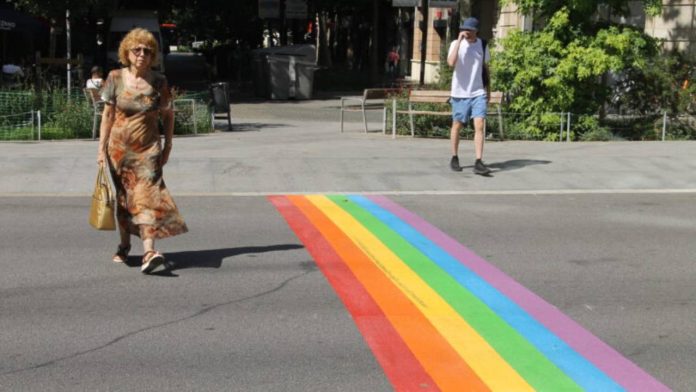 Consell de Cent se llena de color con una intervención reivindicativa