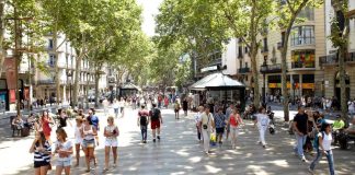 Cuatro detenidos por distribuir drogas a turistas en La Rambla Cuatro detenidos por distribuir drogas a turistas en La Rambla