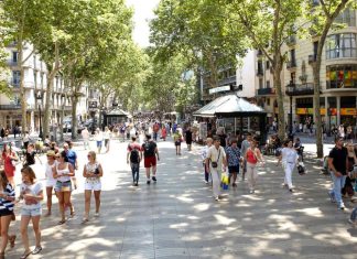 Cuatro detenidos por distribuir drogas a turistas en La Rambla Cuatro detenidos por distribuir drogas a turistas en La Rambla