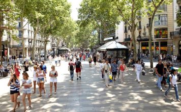 Cuatro detenidos por distribuir drogas a turistas en La Rambla Cuatro detenidos por distribuir drogas a turistas en La Rambla