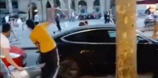 Cuatro detenidos tras una violenta pelea en la Rambla del Raval de Barcelona Cuatro detenidos tras una violenta pelea en la Rambla del Raval de Barcelona