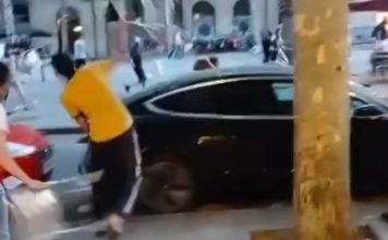 Cuatro detenidos tras una violenta pelea en la Rambla del Raval de Barcelona Cuatro detenidos tras una violenta pelea en la Rambla del Raval de Barcelona