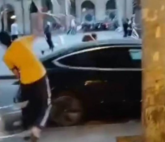 Cuatro detenidos tras una violenta pelea en la Rambla del Raval de Barcelona Cuatro detenidos tras una violenta pelea en la Rambla del Raval de Barcelona