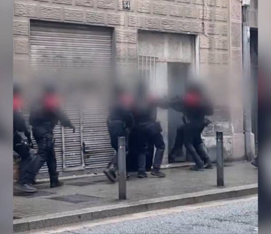 Desmantelan un piso utilizado para el tráfico de drogas en Sants-Montjuïc Desmantelan un piso utilizado para el tráfico de drogas en Sants-Montjuïc