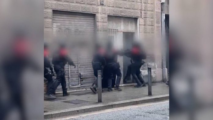 Desmantelan un piso utilizado para el tráfico de drogas en Sants-Montjuïc Desmantelan un piso utilizado para el tráfico de drogas en Sants-Montjuïc