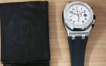 Detenidos en Barcelona tras robar un reloj de lujo e intentar huir en patinete eléctrico Detenidos en Barcelona tras robar un reloj de lujo e intentar huir en patinete eléctrico