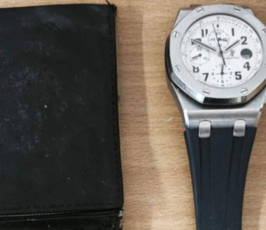 Detenidos en Barcelona tras robar un reloj de lujo e intentar huir en patinete eléctrico Detenidos en Barcelona tras robar un reloj de lujo e intentar huir en patinete eléctrico