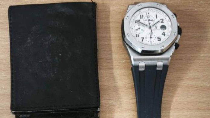 Detenidos en Barcelona tras robar un reloj de lujo e intentar huir en patinete eléctrico