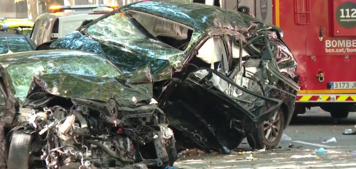Dos muertos y un herido grave en un accidente de tráfico en Sant Martí