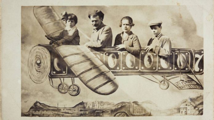 El Archivo Fotográfico de Barcelona explora la relación de la ciudad con el cielo