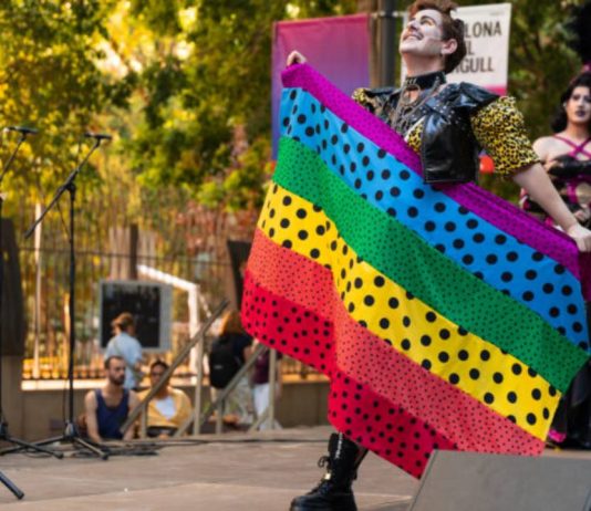 El Eixample celebra por primera vez un Orgullo institucional con un acto en la calle El Eixample celebra por primera vez un Orgullo institucional con un acto en la calle