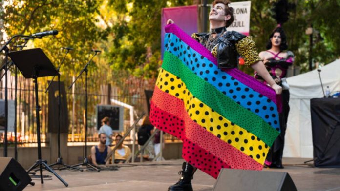 El Eixample celebra por primera vez un Orgullo institucional con un acto en la calle El Eixample celebra por primera vez un Orgullo institucional con un acto en la calle