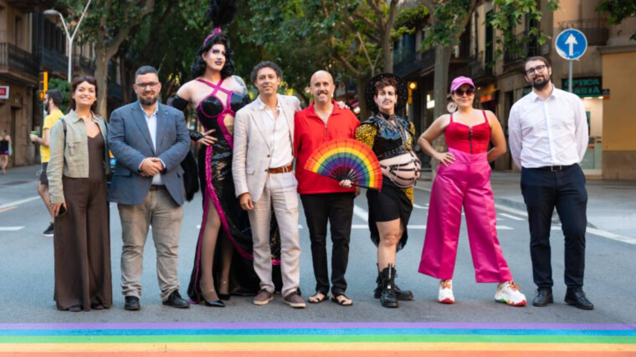 El Eixample celebra por primera vez un Orgullo institucional con un acto en la calle 1 El Eixample celebra por primera vez un Orgullo institucional con un acto en la calle