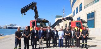 El Puerto de Barcelona refuerza a los Bomberos con dos camiones con grúa articulada El Puerto de Barcelona refuerza a los Bomberos con dos camiones con grúa articulada