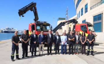El Puerto de Barcelona refuerza a los Bomberos con dos camiones con grúa articulada El Puerto de Barcelona refuerza a los Bomberos con dos camiones con grúa articulada