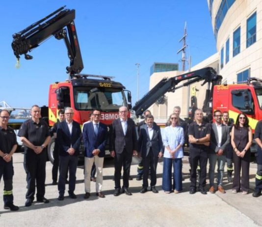 El Puerto de Barcelona refuerza a los Bomberos con dos camiones con grúa articulada El Puerto de Barcelona refuerza a los Bomberos con dos camiones con grúa articulada