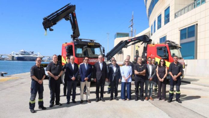 El Puerto de Barcelona refuerza a los Bomberos con dos camiones ​​con grúa articulada