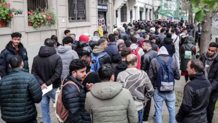El Supremo abre la puerta a consultar al TJUE por la regularización de migrantes