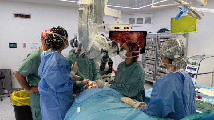 Intervención quirúrgica pionera en Germans Trias para mejorar síntomas del Alzheimer