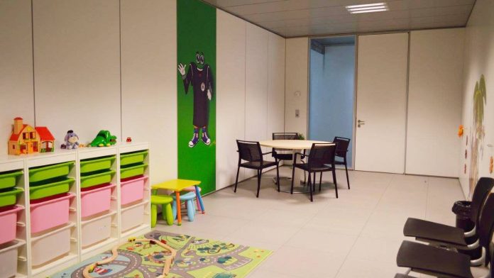La Fiscalía valora acusar de tentativa de homicidio al padre del bebé maltratado en Barcelona