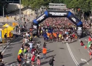 La carrera contra el racismo de Top Manta reúne a miles de personas en Barcelona La carrera contra el racismo de Top Manta reúne a miles de personas en Barcelona