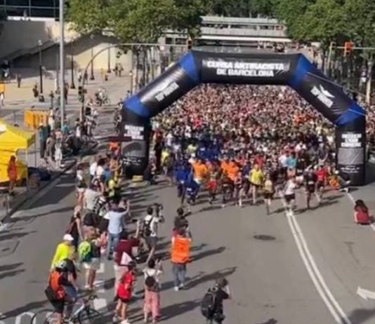 La carrera contra el racismo de Top Manta reúne a miles de personas en Barcelona La carrera contra el racismo de Top Manta reúne a miles de personas en Barcelona