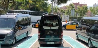 Los vecinos del Park Güell denuncian que la masificación turística sigue colapsando la movilidad Los vecinos del Park Güell denuncian que la masificación turística sigue colapsando la movilidad